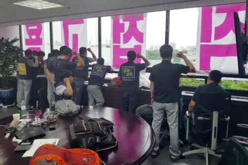 한국GM 사장실 점거한 비정규직 근로자들. <연합뉴스>